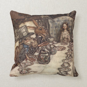 Das verrückte Teetassen-Rennen von Arthur Rackham Kissen