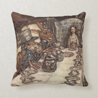 Das verrückte Teetassen-Rennen von Arthur Rackham Kissen