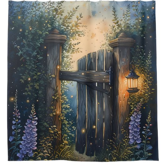 Das verzauberte Gartentor unter glühendem Himmel Duschvorhang (Vorderseite)