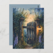Das verzauberte Gartentor unter glühendem Himmel Postkarte (Vorne/Hinten)
