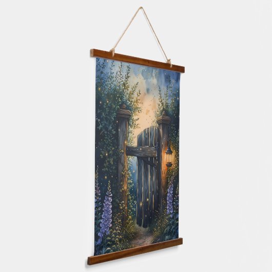 Das verzauberte Gartentor unter glühendem Himmel Wandteppich Mit Holzrahmen (Gewinkelt)