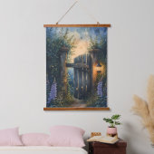 Das verzauberte Gartentor unter glühendem Himmel Wandteppich Mit Holzrahmen (Schlafzimmer)