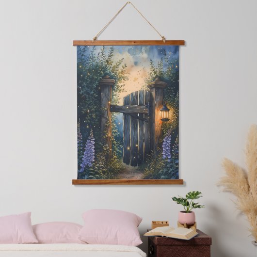 Das verzauberte Gartentor unter glühendem Himmel Wandteppich Mit Holzrahmen (Schlafzimmer)