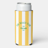 Das Wappen des Beach Club Gelb Cabana Streifen Selters Dosenkühler (Seltzer Rückseite)