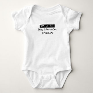 das Warnen kann unter Druck beißen Baby Strampler
