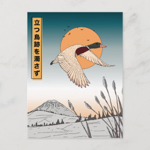 Das Wasser bleibt ruhig, nachdem ein Vogel in die Postkarte