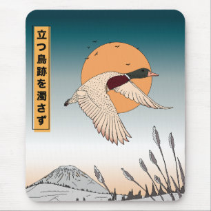 Das Wasser bleibt still, nachdem ein Vogel losflie Mousepad