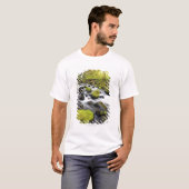 Das Wasser, das durch Moos fließt, bedeckte Felsen T-Shirt (Vorne ganz)