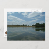 Das Wasser des Sees spiegelt den Himmel wider, der Postkarte (Vorne/Hinten)