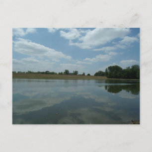 Das Wasser des Sees spiegelt den Himmel wider, der Postkarte