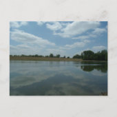 Das Wasser des Sees spiegelt den Himmel wider, der Postkarte (Vorderseite)