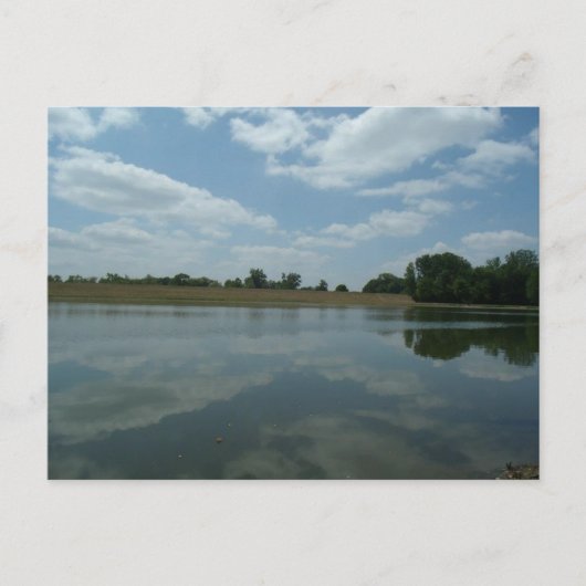 Das Wasser des Sees spiegelt den Himmel wider, der Postkarte (Vorderseite)