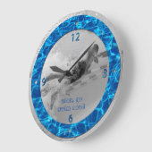 Das Wasser-Foto des Schwimmbads wird individuell a Große Wanduhr (Winkel)