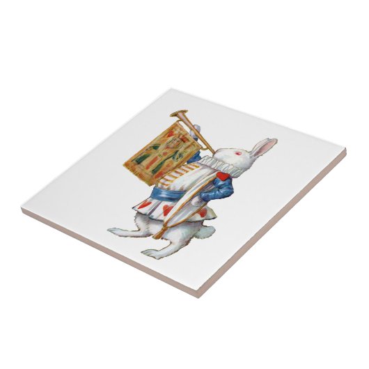 Das weiße Kaninchen brennt die Trompete im Fliese (Seite)