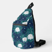 Das weiße Lotus Midnight Lotus-Muster Crossbody Bag (Rechte Ecke)