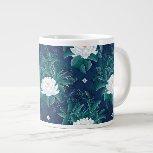 Das weiße Lotus Midnight Lotus-Muster Jumbo-Tasse (Vorderseite Rechts)