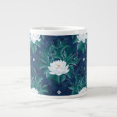 Das weiße Lotus Midnight Lotus-Muster Jumbo-Tasse (Vorderseite)