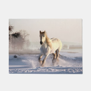 Das weiße Pferd galoppiert durch den Winterschnee Fußmatte