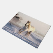 Das weiße Pferd galoppiert durch den Winterschnee Fußmatte (Schrägansicht)