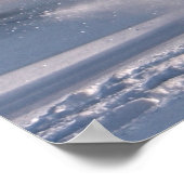 Das weiße Pferd galoppiert durch den Winterschnee Poster (Ecke)