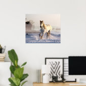 Das weiße Pferd galoppiert durch den Winterschnee Poster (Heimbüro)