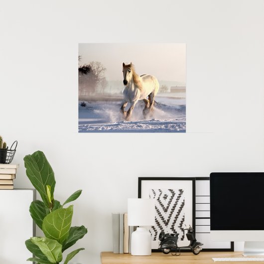 Das weiße Pferd galoppiert durch den Winterschnee Poster (Heimbüro)