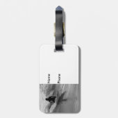 Das Wellenreiten im Graustufen Gepäckanhänger (Rückseite vertikal)