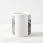 Das Wellenreiten im Graustufen Kaffeetasse (Mittel)