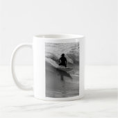 Das Wellenreiten im Graustufen Kaffeetasse (Links)