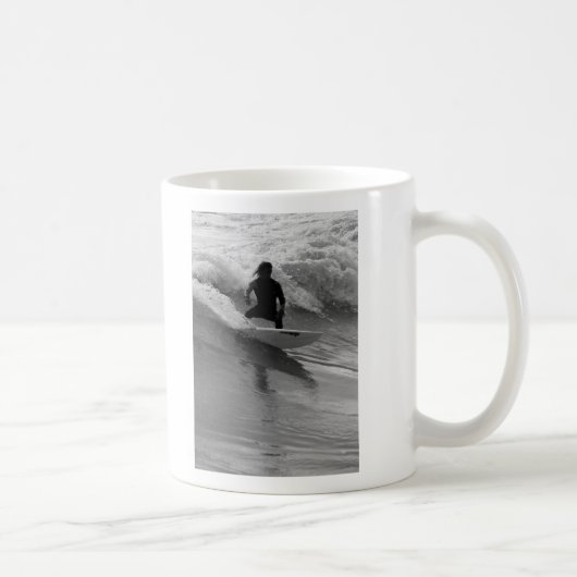 Das Wellenreiten im Graustufen Kaffeetasse (Rechts)