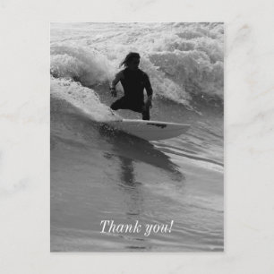 Das Wellenreiten im Graustufen Postkarte