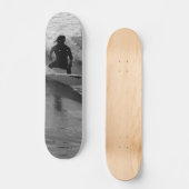 Das Wellenreiten im Graustufen Skateboard (Vorderseite)