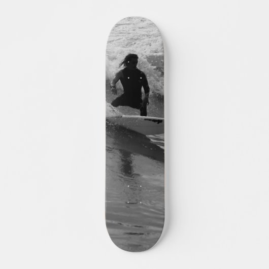 Das Wellenreiten im Graustufen Skateboard (Vorne)