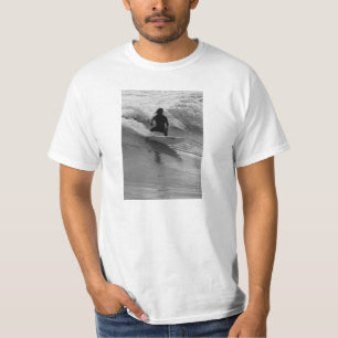 Das Wellenreiten im Graustufen T-Shirt