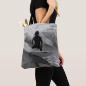 Das Wellenreiten im Graustufen Tasche (Von Nahem)