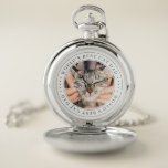 Das weltweit beste Cat Vater Classic Simple Foto Taschenuhr<br><div class="desc">Dieses einfache und klassische Design besteht aus Serifentypografie und fügt ein benutzerdefiniertes Foto hinzu.</div>