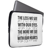 Das Weniger sehen wir mit unseren Augen - Blindhei Laptopschutzhülle (Vorne Rechts)