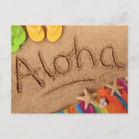 Das Wort Aloha geschrieben auf einem Sandstrand, m