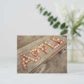 Das Wort "Apfel" in Äpfeln Postkarte (Stehend Vorderseite)