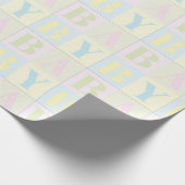 Das Wort Baby in Pastellfarben, das Papier umhüllt Geschenkpapier (Ecke)