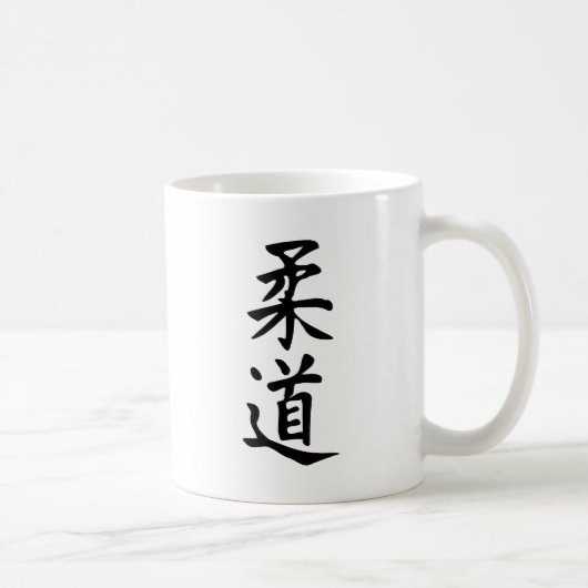Das Wort-Judo in der Kanji-japanischen Kaffeetasse (Rechts)