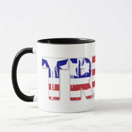 Das Wort Vertraue mit der patriotischen amerikanis Tasse (Links)