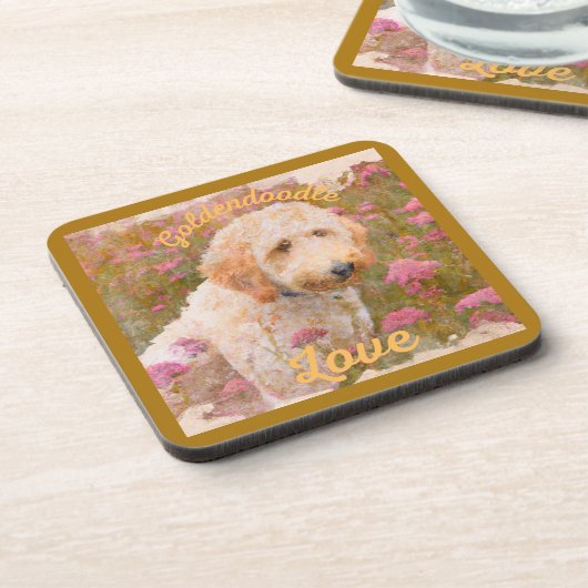 Das wunderbare Goldendoodle auf einem Gebiet der B Getränkeuntersetzer (Linke Seite)