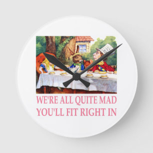 Das wütenden der Tee-Party des Hutmachers in der Runde Wanduhr