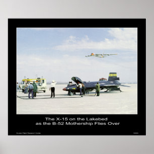 Das X-15 auf dem Lakebed als dem Mutterschiff B-52 Poster
