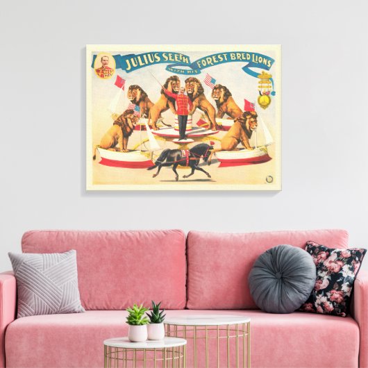 Das Zirkusposter Julius sieht mit seinen Löwen Leinwanddruck (Insitu (Wohnzimmer))