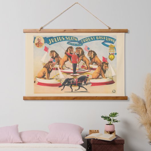 Das Zirkusposter Julius sieht mit seinen Löwen Wandteppich Mit Holzrahmen (Schlafzimmer)
