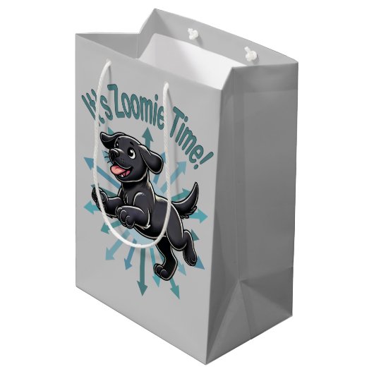 Das Zoomie Time Black Lab Mittlere Geschenktüte (Rückseite Schrägansicht)
