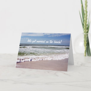 Das Zusammenstoßen bewegt auf den Sandy-Strand Ankündigung