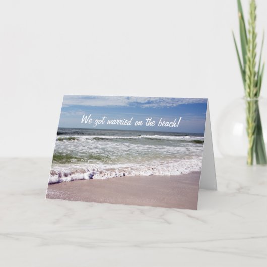 Das Zusammenstoßen bewegt auf den Sandy-Strand Ankündigung (Vorderseite)